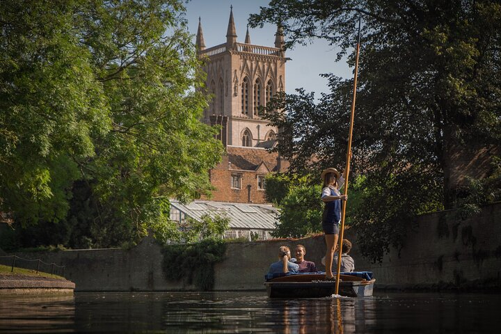 Punting Tour in Cambridge - Photo 1 of 10